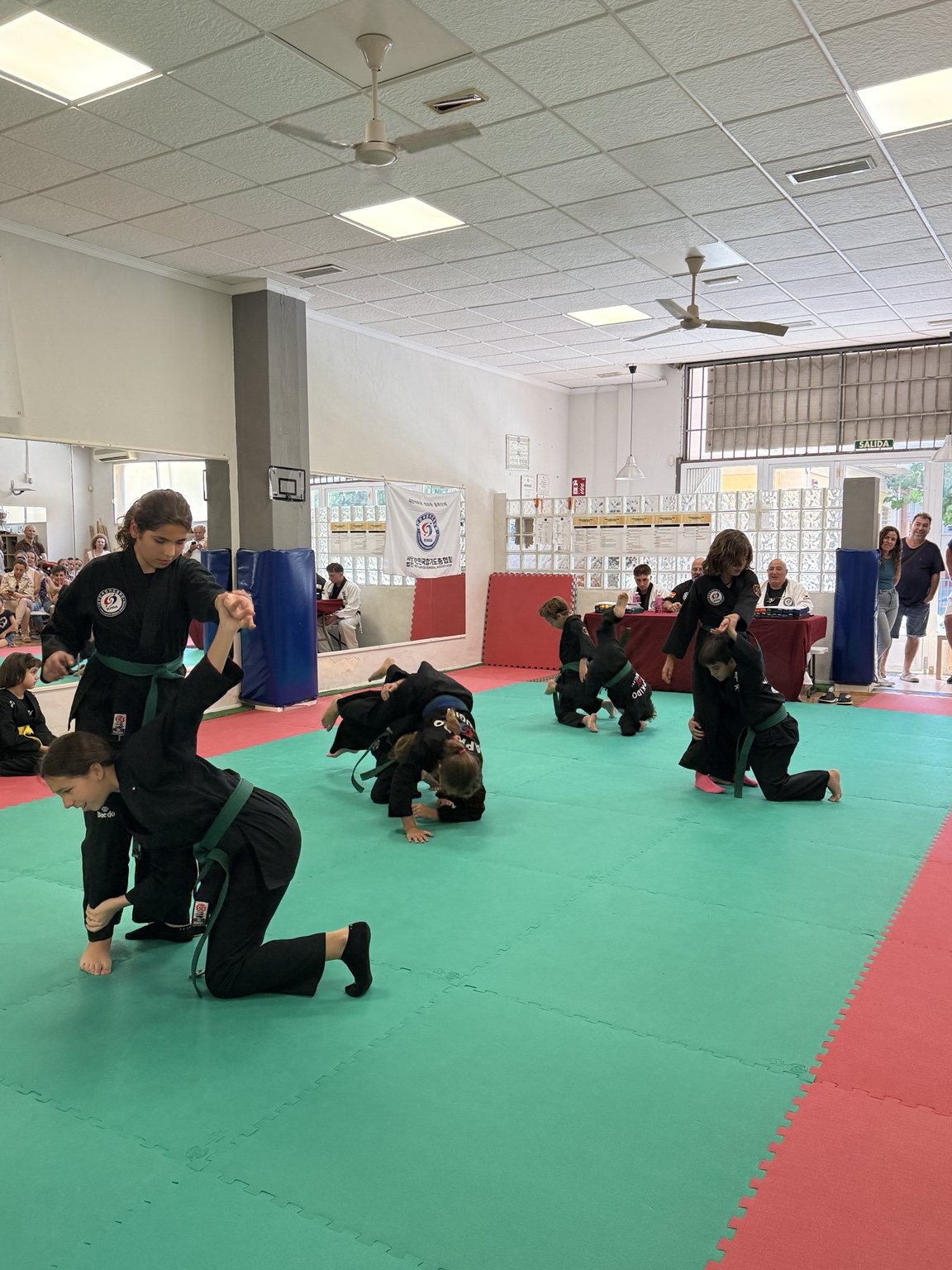 Niños practicando defensa personal en Kwan Sul Hapkido Murcia
